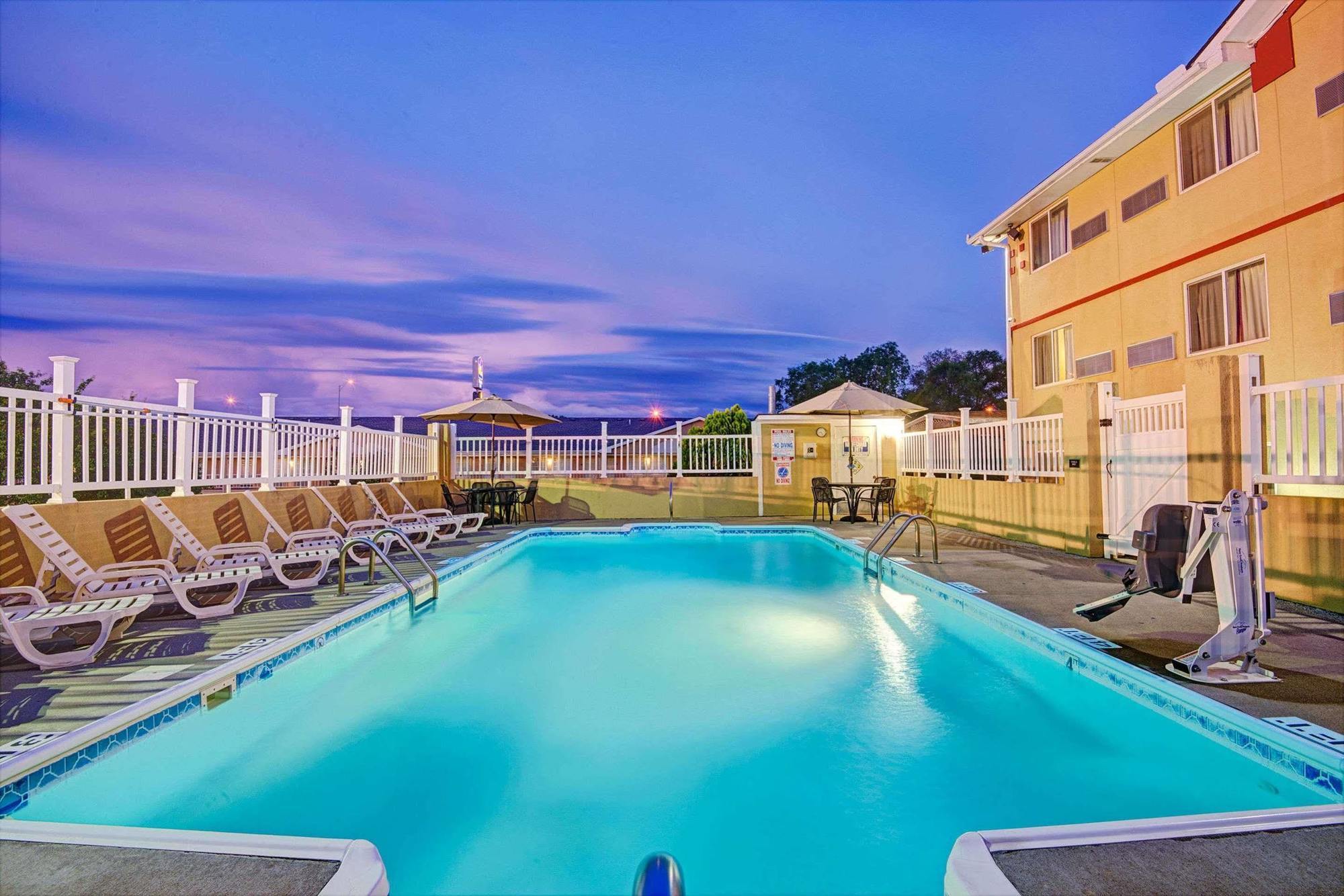 Super 8 By Wyndham Independence Kansas City Buitenkant foto